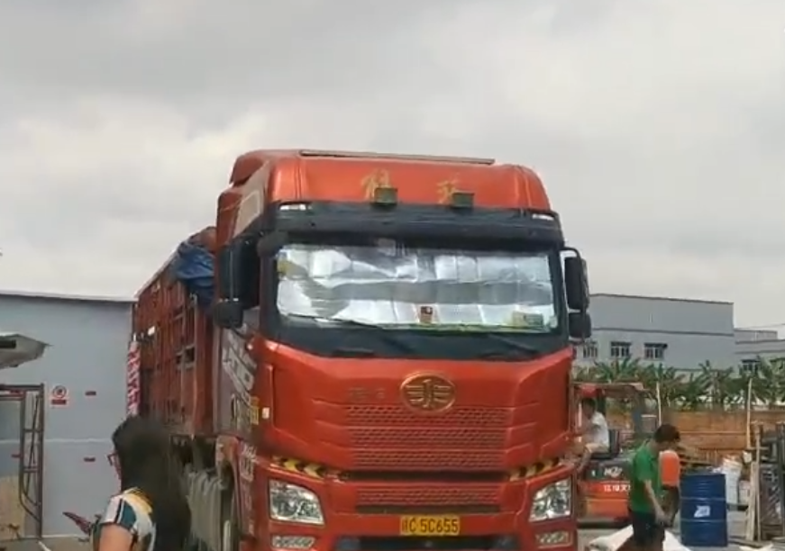 50吨混合型跑道材料专车发往贵州贵阳青凤小学视频